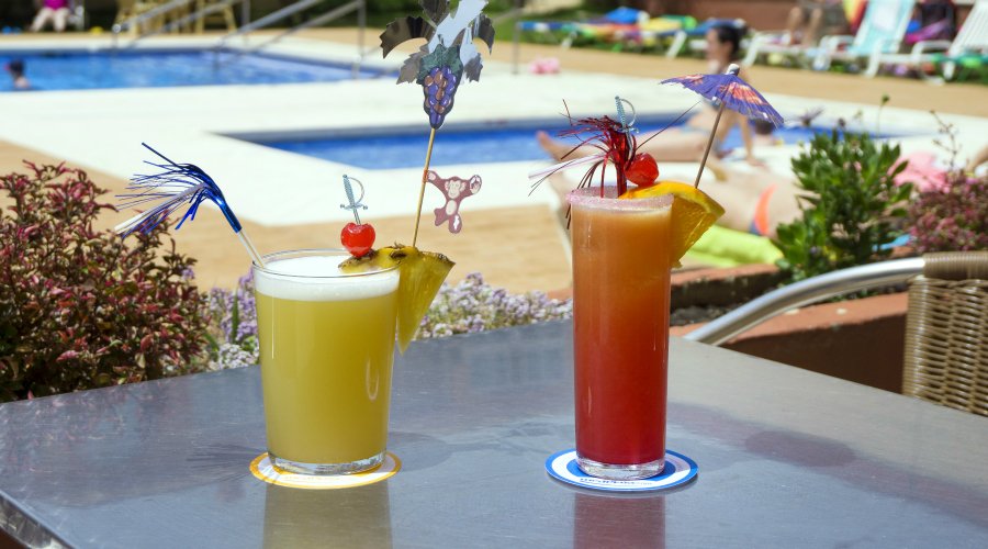 Pool bar met cocktails